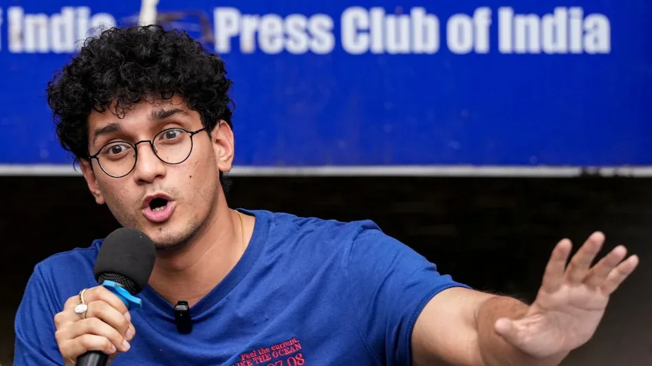 सौरव दास का पासपोर्ट-आधार रद्द करने की मांग, हाईकोर्ट ने केंद्र से मांगा जवाब।