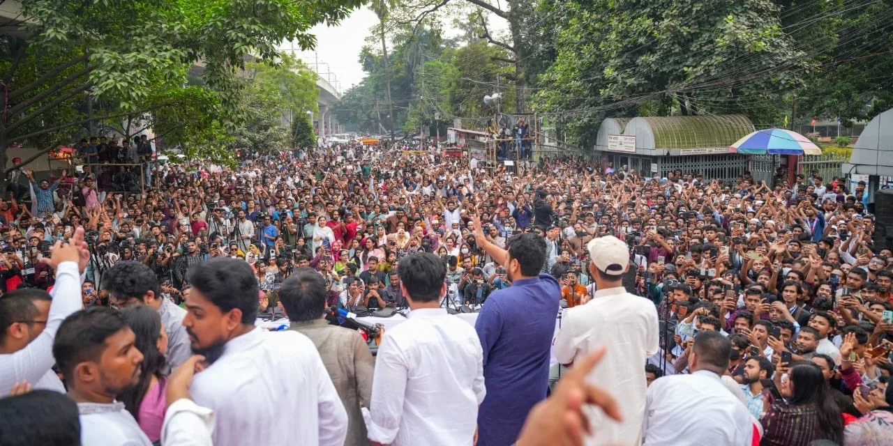 बांग्लादेश में फिर गूंजे भारत विरोधी नारे, तारिक सरकार के खिलाफ हजारों सड़कों पर!
